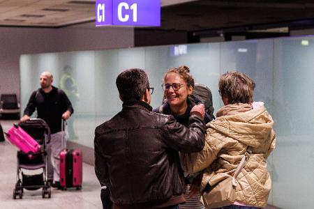 Francesca Matić und ihre Eltern vielen sich am Frankfurter Flughafen in die Arme.