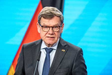 Nach der ersten erfolgreichen Rückholung im Nahen Osten gestrandeter Deutscher zeigt sich Außenminister Johann Wadephul (CDU) optimistisch.
