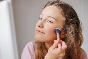 Der Name täuscht: "Sleepy Girl"-Make-up wirkt frisch statt müde