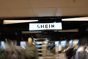 Für wenige Euro kann man bei Shein Kleidung shoppen. Die Umweltorganisation Greenpeace sieht jedoch Gefahren. 