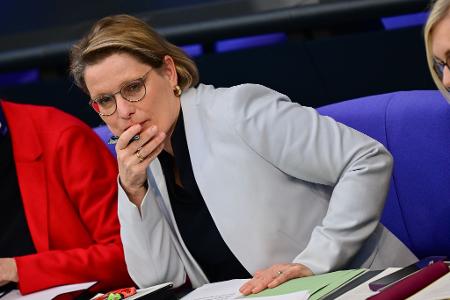 Bundesjustizministerin Stefanie Hubig (SPD) will einen Entwurf für ein Gesetz gegen digitale Gewalt vorlegen.