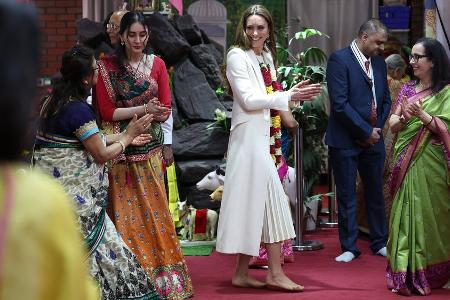 Prinzessin Kate tanzt barfuß in Hindu-Tempel