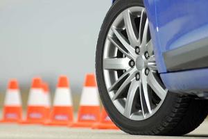 Sommerreifen Test Symbolbild Pylonen