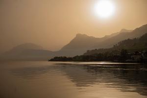 Der Saharastaub kann die Sonne milchig wirken lassen. 