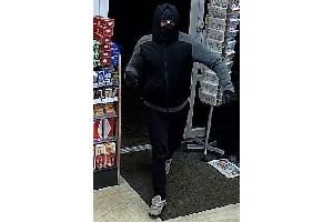 Täter betritt Kiosk