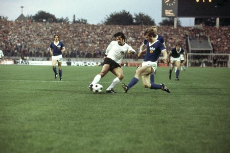 Die WM 2026 steht vor der Tür – traditionell gibt es anlässlich dessen auch einen neuen Trikotsatz für die DFB-Kicker. Deshalb werfen wir einen Blick in die Vergangenheit und zeigen alle Trikots, die von deutschen Nationalmannschaften bei Weltmeisterschaften getragen wurden. Bei manchen Turnieren kam nur das Heimtrikot zum Einsatz – und 1974 gab es gar zwei deutsche Teams.