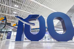 Lufthansa meldet zum Jubiläum Milliardengewinn. 