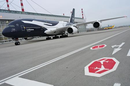 Lufthansa lässt sieben Jets verschiedener Flugzeugtypen in einer Jubiläumslackierung starten. 
