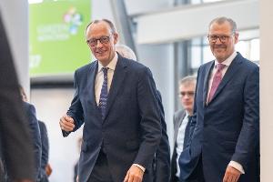 Bundeskanzler Friedrich Merz blieb nach dem Spitzengespräch mit der Wirtschaft in Sachen Tankrabatt zurückhaltend. 