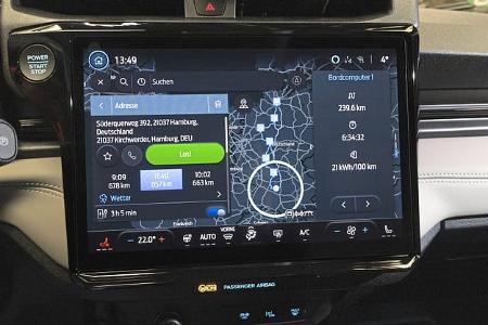 Zentraler Touchscreen des Ford Puma Gen-E Premium mit Navigationssystem und Bordcomputeranzeige im Innenraum.