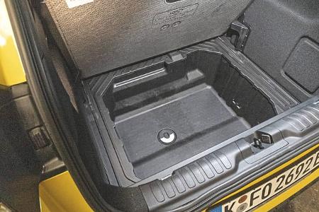 Kofferraumdetail des Ford Puma Gen-E Premium, Blick in das Staufach unter dem Kofferraumboden.