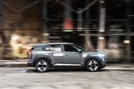 Seitenansicht eines Kia EV3 58,3 kWh in einer Industriehalle, fahrend aufgenommen.