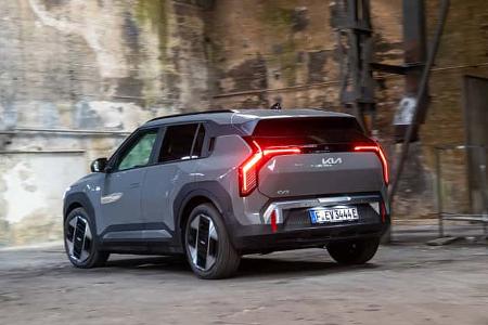 Kia EV3 58,3 kWh Elektro-SUV in einer Industriehalle, Rückansicht mit markantem LED-Rücklicht.