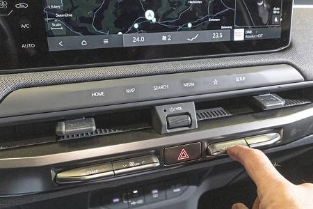 Detailaufnahme des Innenraums eines Kia EV3 58,3 kWh, Fokus auf das Armaturenbrett mit Klimabedienung und Navigationsdisplay.