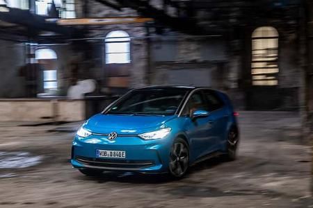 Der Dateiname 'VW ID.3 52 kWh-HDS-01.jpg' gibt das Modell VW ID.3 mit 52 kWh Batterie eindeutig an. Die IPTC-Keywords bestätigen die Modellbezeichnung und liefern den Kontext 'Halle Indoor'. Das Bild zeigt einen blauen VW ID.3 in Bewegung in einer alten Industriehalle mit unscharfem Hintergrund. Die visuelle Analyse bestätigt das Fahrzeugmodell und die Indoor-Szenerie.