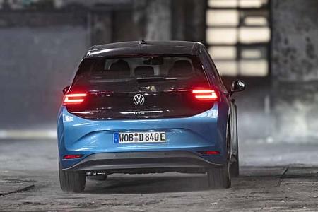 Heckansicht eines blauen VW ID.3 52 kWh in einer Industriehalle, Rückleuchten leuchten, Fahrzeugkennzeichen sichtbar.
