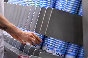 Skyr ist vom Geschmack her ähnlich wie Joghurt und Quark.