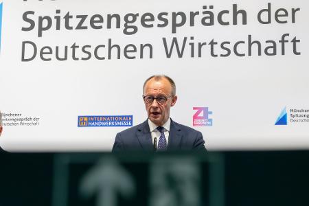 Bundeskanzler Friedrich Merz (CDU) will in Sachen Tankrabatt abwarten.