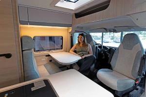 Forster Livin' Up Pro 599 (2026), Sitzgruppe, Frau, Pilotensitz, Cockpit