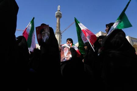 Nach dem Freitagsgebet in Teheran demonstrieren Frauen gegen die US-israelischen Angriffe.