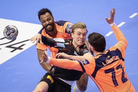 Der Magdeburger Gisli Kristjansson (M) spielt gegen Barcelonas Timothey N'Guessan (l) und Ludovic Fabregas (r) in der Champions League.