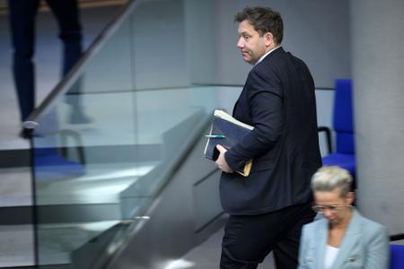 Bundesfinanzminister Lars Klingbeil (SPD) lehnt den Vorstoß der Länder nach mehr Finanzzusagen des Bundes ab.