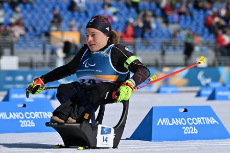 Anja Wicker gewinnt bei den Paralympics im Para Biathlon Sprint Bronze. 