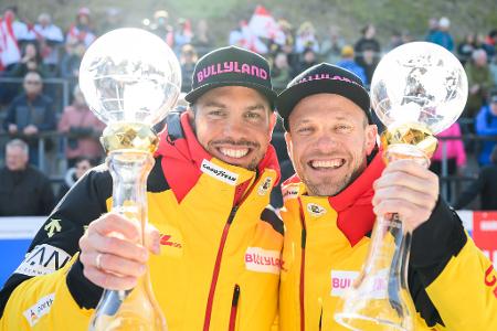 Tobias Wendl (l) und Tobias Arlt jubeln in Altenberg mit ihren Kristallkugeln für den Gesamt-Weltcupsieg im Doppelsitzer. 