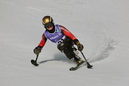  Anna-Lena Forster aus Deutschland fährt bei den Winter-Paralympics beim Abfahrtswettbewerb der Damen im Sitzen zur Goldmedaillee. 