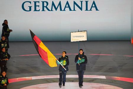 Athleten aus Deutschland nehmen an der Delegationsparade teil.