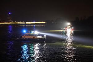 Ein junger Mann und seine Beifahrerin sind bei einem Verkehrsunfall in den Rhein gestürzt. 