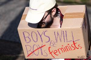Boys will be Boys? Ein Teilnehmer einer Frauentagsdemonstration spricht sich dafür aus, dass Jungs lieber Feministen werden. (Archivbild)