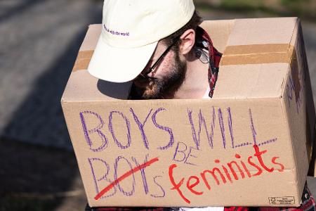 Boys will be Boys? Ein Teilnehmer einer Frauentagsdemonstration spricht sich dafür aus, dass Jungs lieber Feministen werden. (Archivbild)