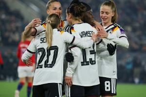 "Sehr dominante" DFB-Frauen auf WM-Kurs - Wück dankt Berger