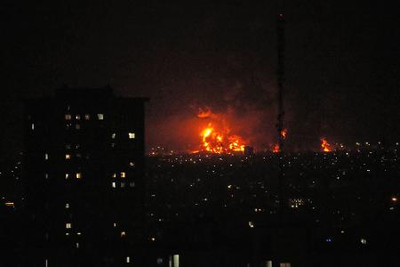 Israels Armee griff Öllager in Teheran an. 