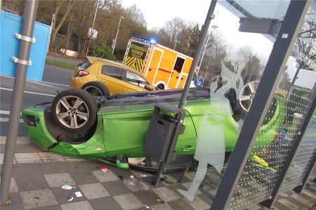 Der Seat Ibiza landete auf dem Dach in einer Bushaltestelle.
