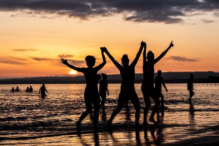 Frauen schwimmen zum Internationalen Frauentag im Firth of Forth in Edinburgh.