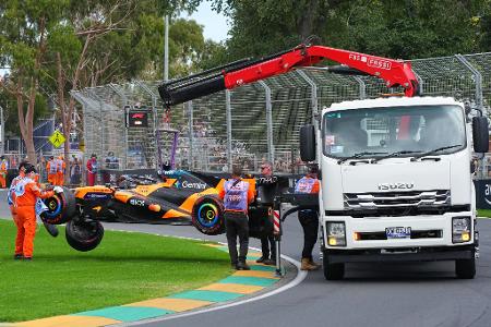 Das Auto des australischen McLaren-Piloten Oscar Piastri wird von der Strecke geholt.