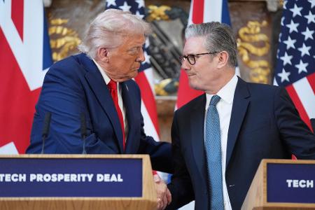 Keine Freunde mehr: Donald Trump (l.) und Keir Starmer. (Archivbild)