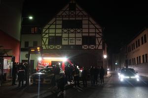 An dem Dach des Gebäudes in Koblenz entstand ein fußballgroßes Loch.