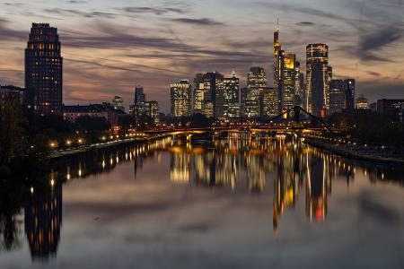 Während europäische Institute 2025 ihre Ertragslage deutlich verbessern konnten, verzeichneten die großen US-Banken in Summe rückläufige Ergebnisse. (Symbolbild)