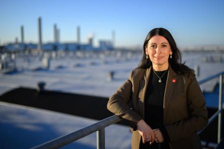 Daniela Cavallo, Vorsitzende des Gesamt- und Konzernbetriebsrats der Volkswagen AG, steht für Fotoaufnahmen im VW Stammwerk.