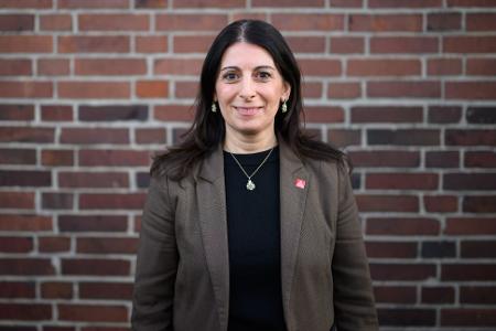 Daniela Cavallo, Vorsitzende des Gesamt- und Konzernbetriebsrats der Volkswagen AG, steht für Fotoaufnahmen im VW Stammwerk.