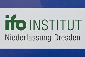 Laut einer Befragung des Dresdner Ifo Institutes bewerten ostdeutschen Unternehmen die Wirtschaftspolitik der Bundesregierung besonders kritisch (Symbolbild). 