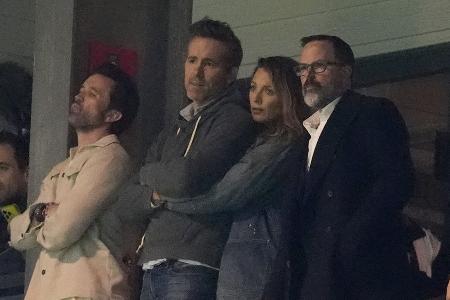 Blake Lively und Ryan Reynolds kuscheln im Fußballstadion