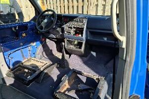 Pkw mit fehlender Innenraumausstattung