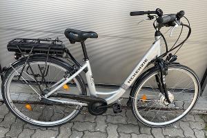 Wem gehört das silberfarbene E-Bike?