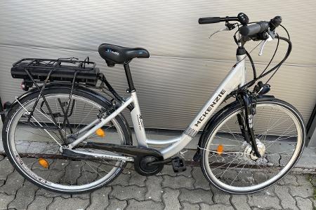 Wem gehört das silberfarbene E-Bike?
