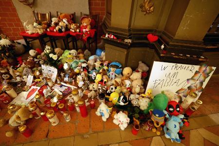 Plüschtiere und Kerzen erinnerten lange Zeit in der Güstrower Marienkirche an Fabian. 