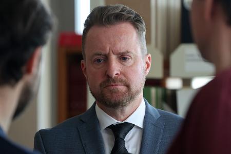 Harald Nowack, Oberstaatsanwalt und Pressesprecher der Staatsanwaltschaft Rostock, unterrichtete die Öffentlichkeit über die Anklage. 